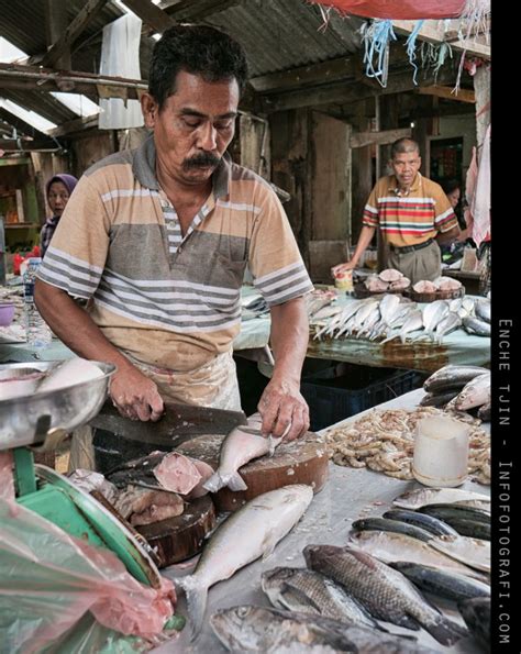 Tentang bagaimana produk itu dibuat, dikemas, hingga produk tersebut dipasarkan. Bahas foto : Penjual Ikan di Pasar