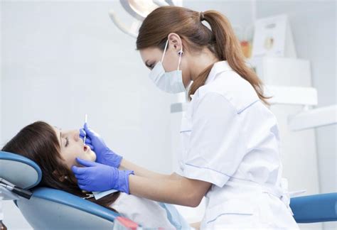 el odontólogo ese profesional que vela por tu sonrisa salud y medicina