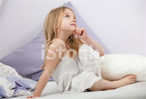 Niedliche Kleine Mädchen Auf Dem Bett Stockfoto Lizenzfrei Freeimages