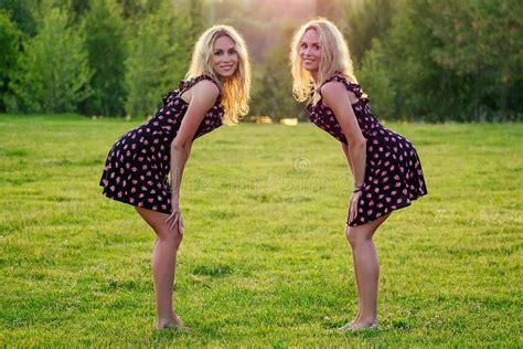 Dwie Siostry Bliźniaczki Piękne Blondynki Szczęśliwe Młode Kobiety W