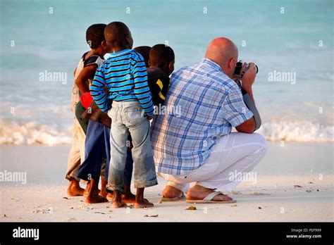 Großer Weißer Mann Tourist Mit Afrikanischen Kindern Am Strand Des Dorfes Nungwi Zanzibar