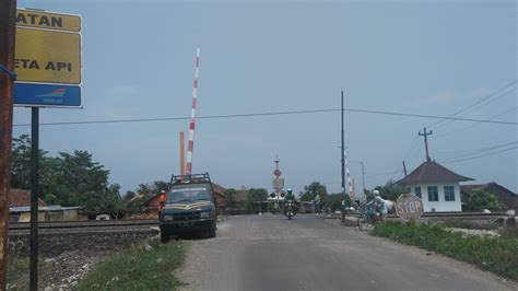 Tombol tekan untuk bel pintu ditempatkan di bagian depan dan belakang pintu dari rumah tinggal atau bangunan komersial. Jalur Rel Kereta Api di Banyuurip Ngampel sudah Dipasang ...