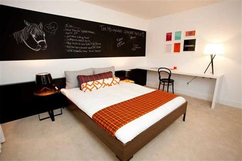 This blog will show you 12 layout samples with illustrated 10×10 bedroom floor plans and what type of bed you can opt in to maximize your space and add interest to your tiny bedroom. 10x10 Room Layout w/ Double Bed | For the Home | Pinterest ...