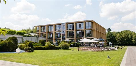 Either, guests can opt to dine in the neighbouring eateries. Best Western Hotel am Schlosspark in Niederwiesa ...