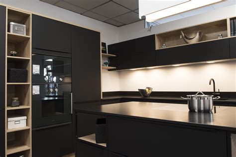 On ose le noir avec la cuisine noire anti-trace et bois ...