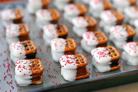 Christmas cookies ideas that you will love. Candy Bar Pretzel Bites