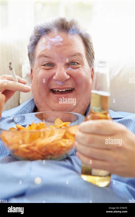 Hombre Gordo Comiendo Papas Fritas Fotos E Imágenes De Stock Alamy