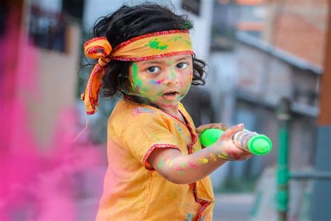 Happy Holi 2023 रंगों के त्योहार को बनाएं खास इन शानदार मैसेज से दें