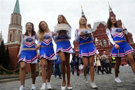 Des Medvedev Girls En Jupette Offrent Un Iphone Au Pr Sident