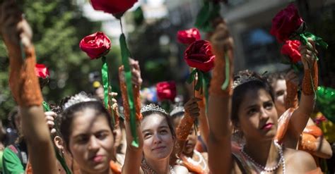 Brazil Promotes Safe Sex At Carnival Handing Out Condoms Ap News Breaking News