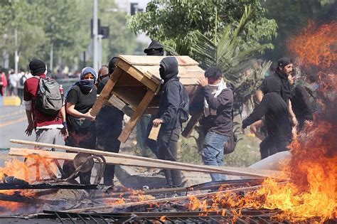 Decretan Toque De Queda En Santiago De Chile Por Violentas Protestas