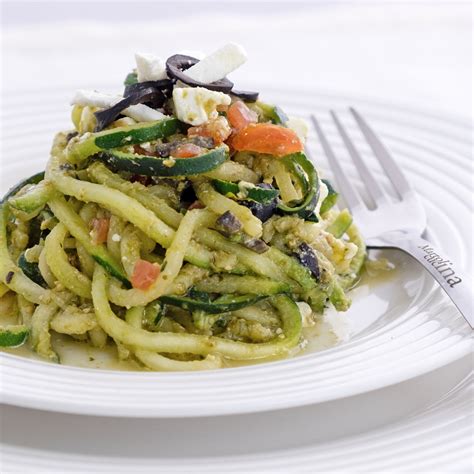 Spaghetti Di Zucchine Con Pesto Feta E Pomodori Ricetta Facile