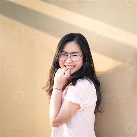 Gafas Jóvenes Chino Asiático Chica Tailandesa Está Sonriendo Y Feliz