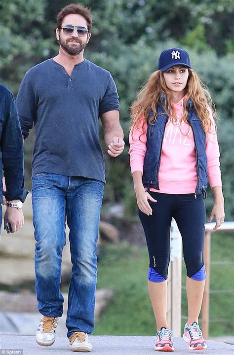 Gerard Butler Goes For A Stroll In Bondi With Mystery Brunette Daily Mail Online