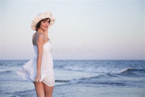 sexy jong meisje in bikini stock foto afbeelding bestaande uit golven 21903228