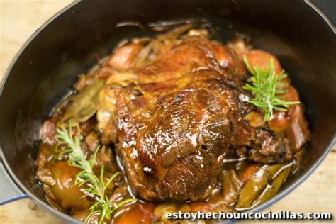 Corta la piel plateada de la pierna de cordero con un cuchillo afilado o con tijeras de cocina. Receta de pierna de cordero asada a baja temperatura