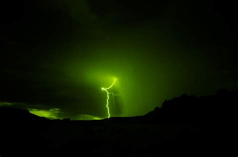 什么颜色的闪电最罕见：绿色闪电 好汉科普