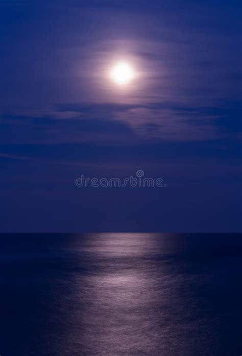 Pleine Lune Au Dessus De La Mer Photo Stock Image Du Horizontal