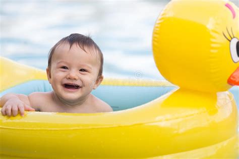 游泳池的男婴 库存照片 图片 包括有 五颜六色 聚会所 鸭子 户外 游泳 男朋友 微笑 蓝色 32180942