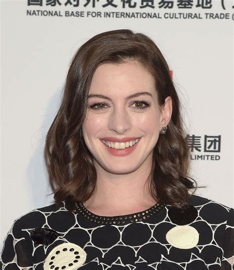 Anne Hathaway Is All Smiles After Voting Today And So Are We Hellogiggles