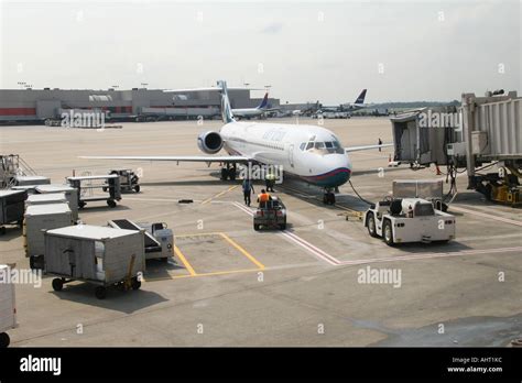 Airplane At Gate Atlanta Airport Stock Photo Alamy