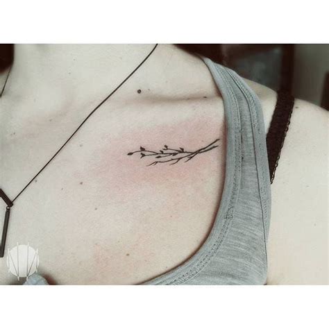 Trace Your Lovely Bones With These Beautiful Collarbone Tattoos