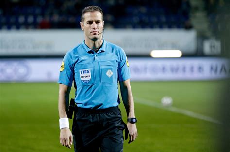 Danny makkelie (doğum 28 ocak 1983) hollandalı uluslararası futbol hakemi. KNVB onderzoekt kledinglijn Makkelie | Foto | AD.nl
