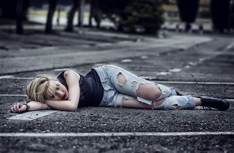 Women Ripped Clothing P Blonde Torn Jeans Women Outdoors Torn Clothes Asphalt Ripped