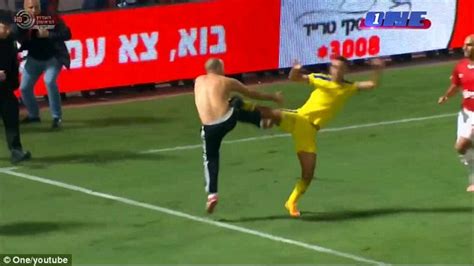 Referee Sends Off Maccabi Tel Aviv Star Eran Zahavi After He Kicks Out