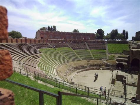 The history of theatre charts the development of theatre over the past 2,500 years. Historia del Teatro Griego: Todo lo que necesita saber
