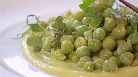 El aguacate es una fruta típica de climas tropicales y mediterráneos. Receta de Garbanzo verde con aguacate