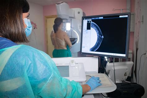 El Hospital Virgen Del Rocío Incorpora Un Nuevo Equipo De Mamografía