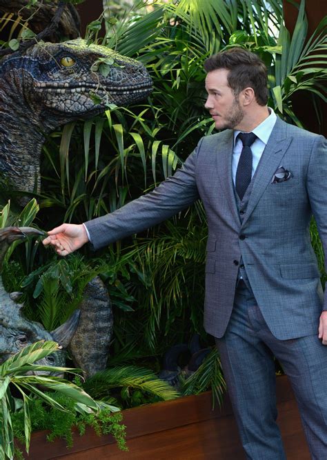 Chris Pratt Adorably Poses With His Raptors At The Jurassic World Fallen Kingdom Premiere Owen