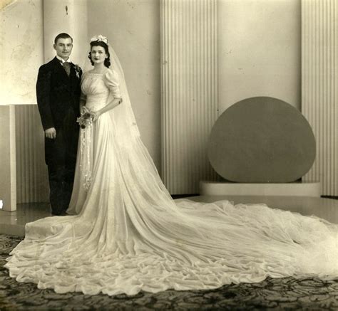 This is a stunning vintage wedding gown from the 1930's. The Bigger, the More Elegant: These Cool Wedding Gowns ...