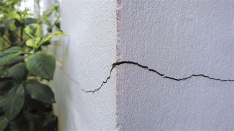 How To Fix Cracks In Plaster Walls In Only 4 Steps