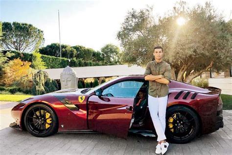 Ronaldo Toont Zijn Nieuwe Ferrari Vroombe