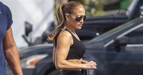 Jennifer Lopez Marca Curvas Y Booty Con Unos Ajustados Leggins En Los