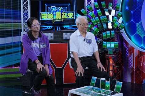 對此，有鄉民在ptt以「寶可夢 阿公還好嗎？ 」為題發文，指出阿伯手機這麼多台，不知道對方狀況 「寶可夢阿伯」陳三元總是騎著單車，配上超過60台手機在路上抓寶，還從台灣紅到國外，手機數量多到根本是「孔雀開屏」。 而今天凌晨發生地震，造成許多縣市有感，國家警報更是連發10幾則，讓網. 「抓寶狂人」降臨《電競讚起來》 寶可夢阿伯展示「42機」抓寶神器 -- 上報 / 遊戲