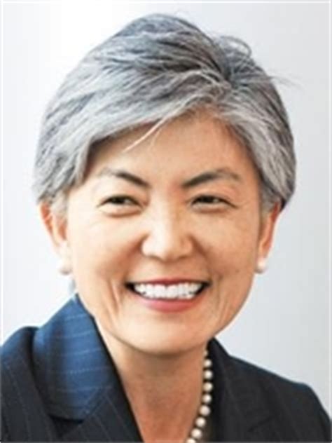 '원년멤버' 유일 생존 강경화…美정권교체기 외교안정 고려한 듯. 프로필 강경화 내정자, 외교부 첫 여성장관…반기문 측근인 ...