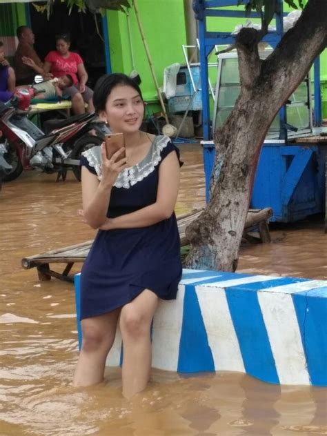 Foto Wanita Cantik Pamer Paha Mulus Di Tengah Banjir Ini Langsung Jadi