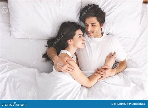 Un Jeune Couple Amoureux Qui Dort Dans Son Lit Et Qui S Embrasse Photo Hot Sex Picture