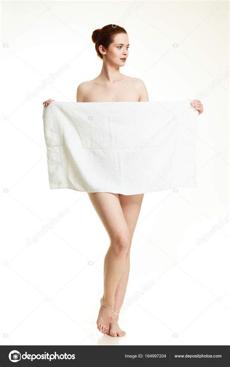 Mujer Desnuda Escondida Detr S De La Toalla Despu S Del Ba O Fotograf A De Stock Anetlanda
