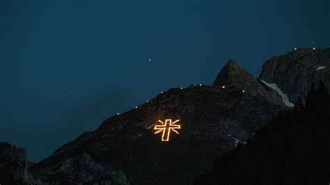 Auf grund eines alten brauches aus dem 19. Bergfeuer: Sonnwendfeuer & Herz-Jesu-Feuer in Tirol