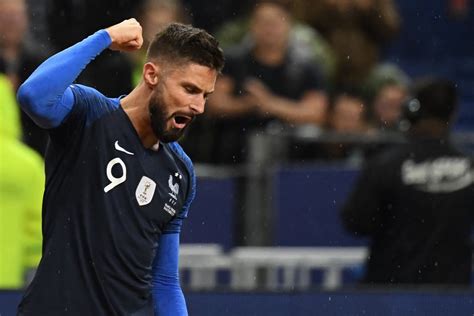 Giroud scored two goals after coming on as a substitute for karim benzema, and several of his teammates ran towards him to celebrate his first one. Football. Cavani reste à Paris, Giroud vers la Lazio : le ...