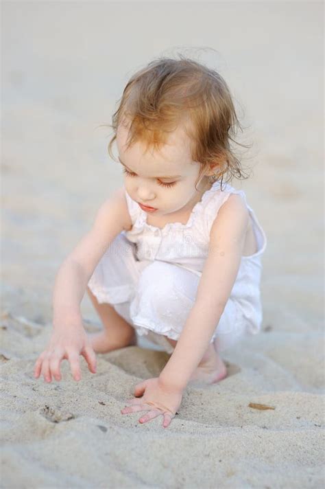 Fille Adorable Jouant Sur La Plage Photo Stock Image Du Femelle