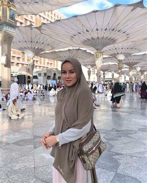 Biasa Terlihat Seksi Olla Ramlan Tampil Santun Dengan Hijab Syari Sambil Bawa Tas Mewah Jutaan