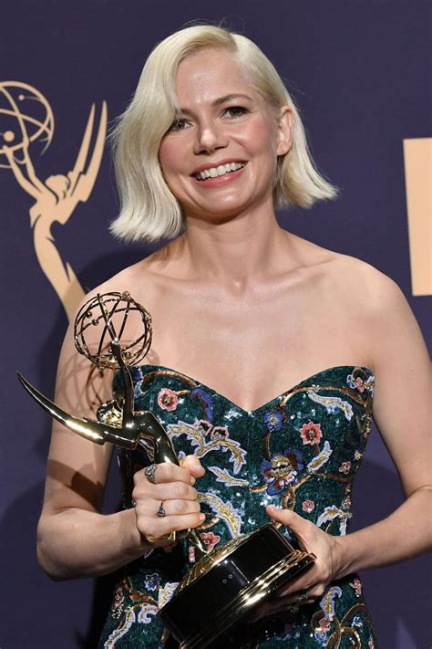 Download Michelle Williams Holding Emmy Awards Trophy At 2019 Ceremony Wallpaper