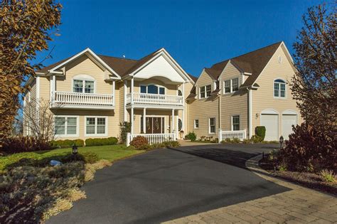 A Waterfront Gem: Boater's Paradise in Babylon