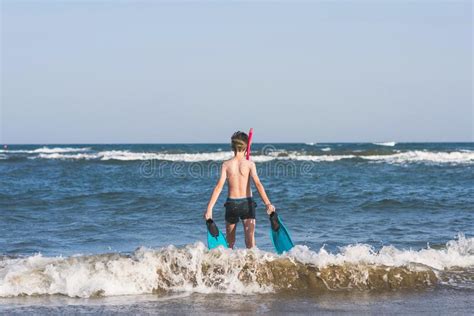 Ragazzo Teenager Nelle Alette Di Nuotata Che Si Immergono Maschera E Tude Nell Onda Del Mare