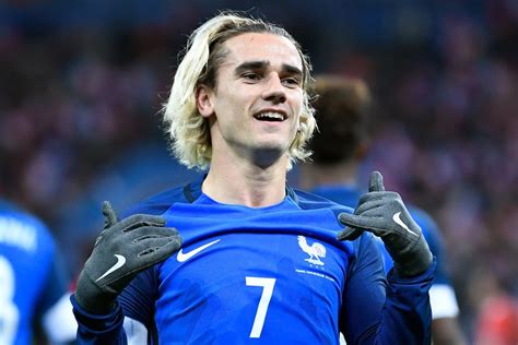 Antoine griezmann joined fc barcelona in july 2019 after five years at atletico madrid and helped the french national team win the 2018 fifa world cup while also winning the silver boot and bronze. OM: Griezmann met Mitroglou sur le banc dans Football Manager